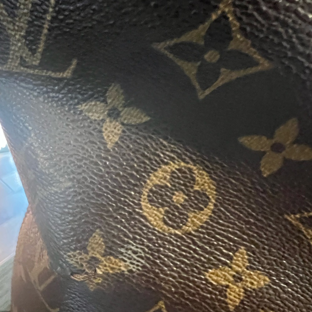 LV monogram tote have 2 small tear hardly noticeable - Picture 5 of 9